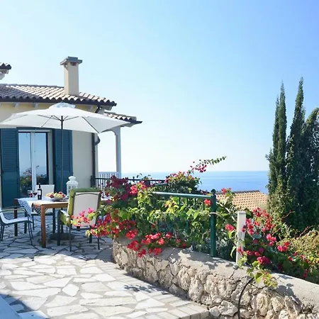 Вилла Sleeps 6 With Pool Air Con And Wifi