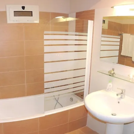 Sleeps 6 With Pool Air Con And Wifi
